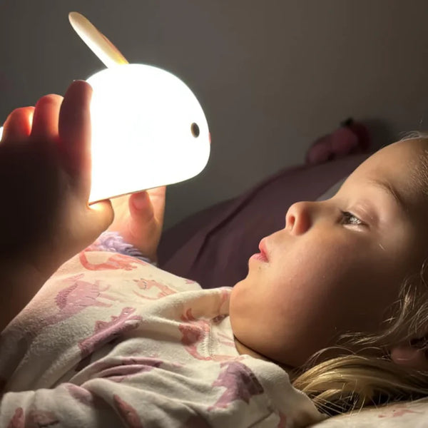 🐷🐰🐼 Luzito Amigo — La luz mágica que transforma el miedo en calma para tu niño